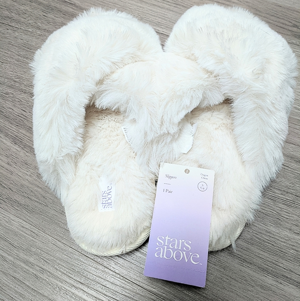 NWT Stars Above White/Cream Fuzzy Open-toe Slipper